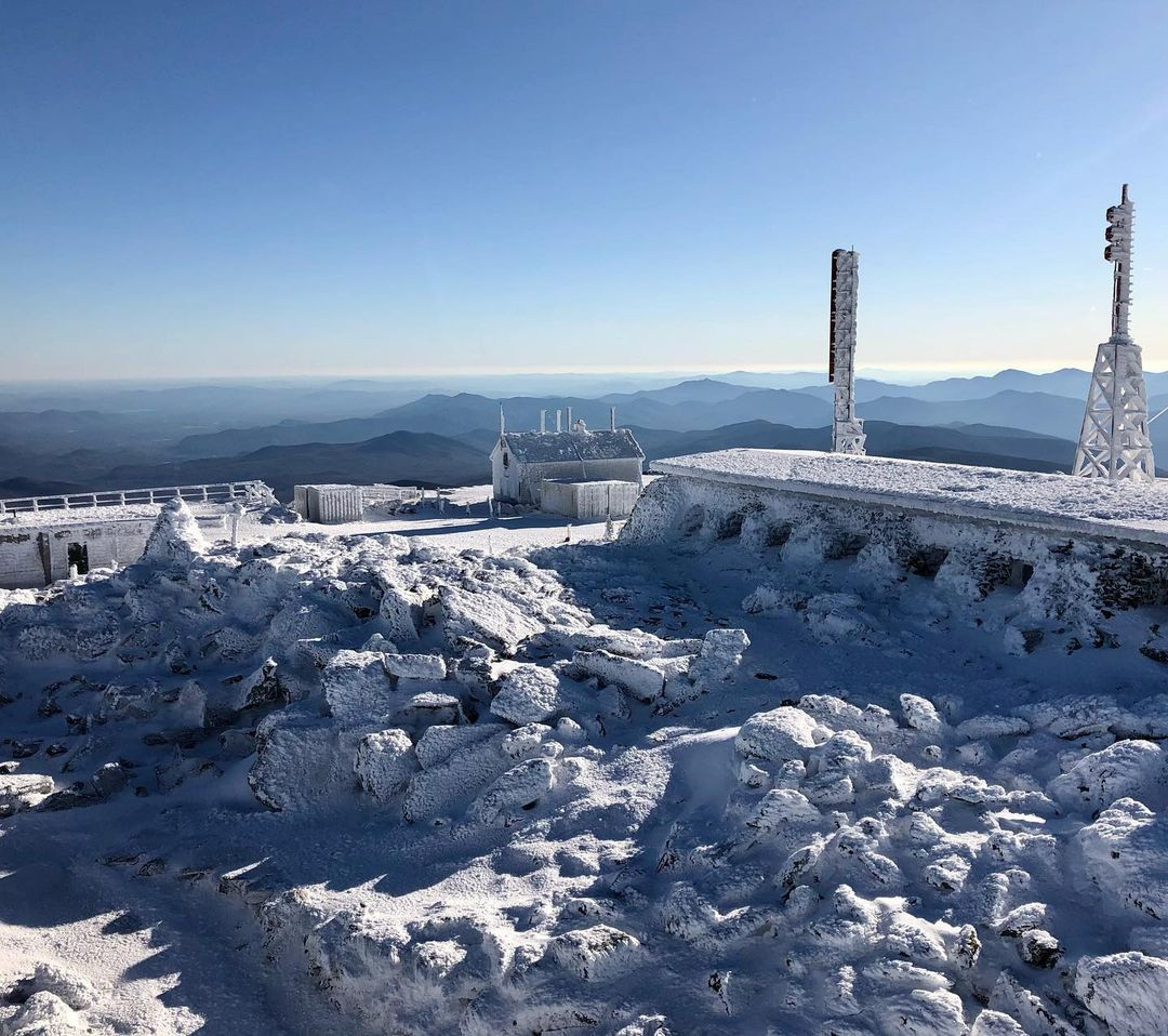Vì đỉnh núi nằm ngay đường đi của nhiều cơn bão, phần lớn là những cơn bão từ Đại Tây Dương đến phía nam, tây bắc Thái Bình Dương. Mùa đông, nơi này phải hứng chịu những cơn gió mạnh dữ dội, nhiệt độ xuống thấp tới âm chục độ C. Ảnh: mountain_top_meteorologist.