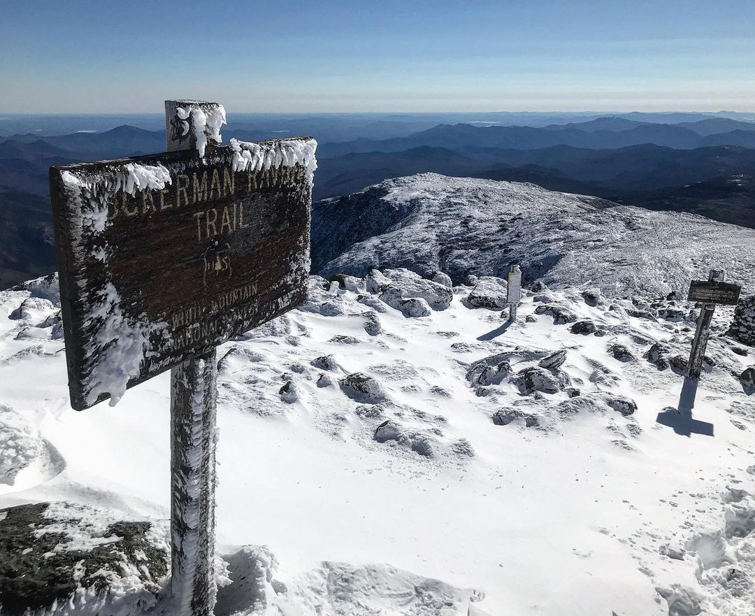 Washington là đỉnh núi cao nhất phía đông bắc nước Mỹ, nằm trên dãy Presidential, bang New Hampshire. Ngọn núi còn có tên gọi khác là Waumbik (tảng đá trắng) hay Agicochook (ngôi nhà của các vị thần). Ảnh: podiumhouse.