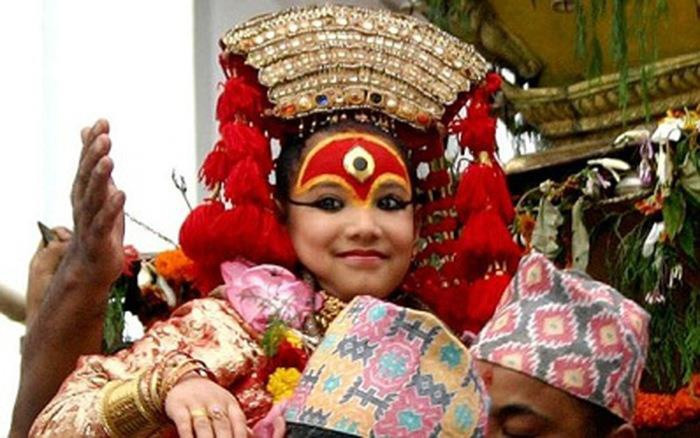 Theo "Beforeitsnews", trong thời gian đương nhiệm, thánh nữ Kumari không được phép đặt chân xuống đất, muốn di chuyển phải có người bế hoặc ngồi trên ngai vàng trong mỗi dịp đại lễ. Mỗi năm, thánh nữ sẽ xuất hiện gần hơn với công chúng vài lần trong những dịp lễ lớn. Còn lại, mỗi ngày, thánh nữ chỉ xuất hiện hai lần vào lúc 12h và 16h. Lúc này, mọi người sẽ được nhìn thấy thánh nữ qua khung cửa sổ trên cao. Nhiệm kỳ của thánh nữ đồng trinh thường kết thúc sau khoảng 10 năm.