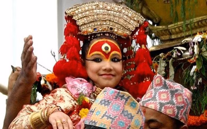 Theo "Beforeitsnews", trong thời gian đương nhiệm, thánh nữ Kumari không được phép đặt chân xuống đất, muốn di chuyển phải có người bế hoặc ngồi trên ngai vàng trong mỗi dịp đại lễ. Mỗi năm, thánh nữ sẽ xuất hiện gần hơn với công chúng vài lần trong những dịp lễ lớn. Còn lại, mỗi ngày, thánh nữ chỉ xuất hiện hai lần vào lúc 12h và 16h. Lúc này, mọi người sẽ được nhìn thấy thánh nữ qua khung cửa sổ trên cao. Nhiệm kỳ của thánh nữ đồng trinh thường kết thúc sau khoảng 10 năm.