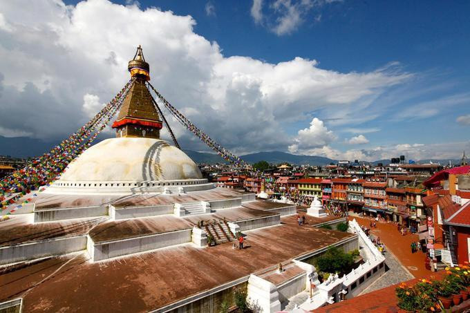 Theo Cổng thông tin điện tử Chính phủ, Nepal có tên đầy đủ là Cộng hòa Dân chủ Liên bang Nepal, nằm bên triền núi phía nam dãy Himalaya có đỉnh Chomolungma cao nhất thế giới (8.884 m), phía bắc giáp Trung Quốc, phần còn lại giáp Ấn Độ. Nepal là nước không giáp biển. Quốc gia này có diện tích rộng hơn 147 km2, dân số khoảng 30 triệu người. Nepal sở hữu tới 8 trong số 10 đỉnh núi cao nhất thế giới hiện nay.