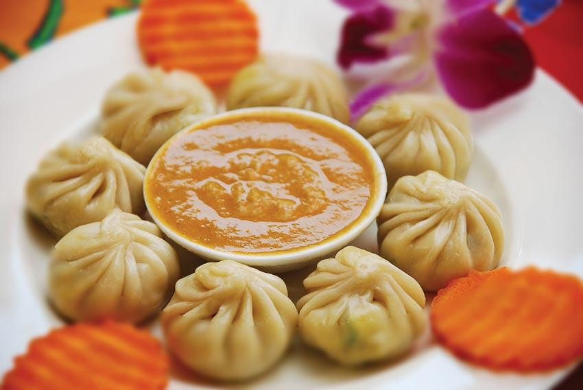 Người Nepal thích món ăn nhanh có tên Momo, giống sủi cảo. Vỏ bánh làm từ bột mì, nhân đa dạng với thịt heo, thịt gà và rau, chấm nước sốt.