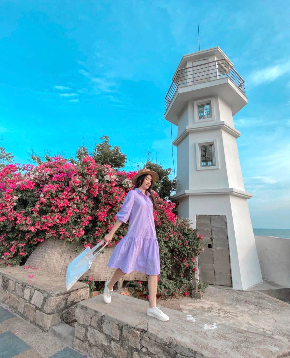 Ngọn hải đăng Vũng Tàu tọa lạc trên đỉnh núi Nhỏ, thuộc tỉnh Bà Rịa-Vũng Tàu. Công trình được người Pháp xây dựng vào năm 1862. Kiến trúc ngọn hải đăng là một tháp hình trụ cao 18 m, đường kính 3 m và được sơn màu trắng. Bên trong hải đăng có cầu thang dẫn lên đỉnh, nơi bạn có thể thu vào tầm mắt bức tranh thành phố biển tuyệt đẹp. Ảnh: _Shinnae.