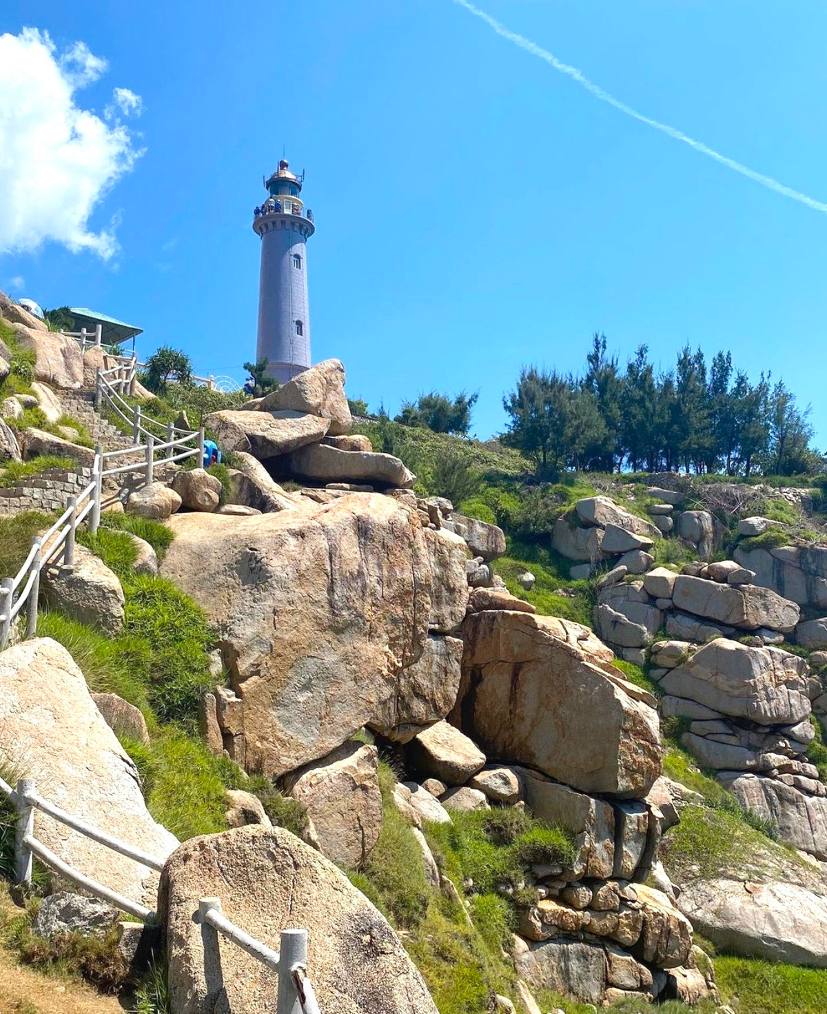 Mũi Điện (hay Mũi Đại Lãnh) thuộc địa phận huyện Đông Hòa, Phú Yên. Địa danh này là nơi du khách có thể trải nghiệm đón bình minh đầu tiên trên đất liền Việt Nam. Đường tới ngọn hải đăng ở Mũi Điện đưa tín đồ xê dịch qua vùng biển tuyệt đẹp. Khi đến nơi, bạn cần leo thêm 100 bậc thang gỗ trong tháp hải đăng để lên đến đỉnh. Từ đây, bạn sẽ có cơ hội phóng tầm mắt ngắm nhìn phong cảnh ngoạn mục. Ảnh: Chu.honglan.