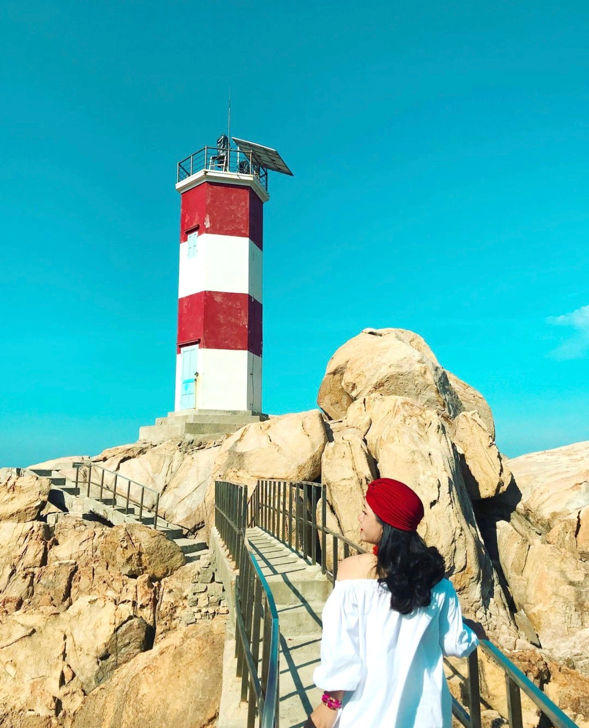 Hải đăng Gành Đèn thuộc huyện Tuy An, tỉnh Phú Yên, cách gành Đá Đĩa khoảng 15 phút đi bộ. Hải đăng được dựng trên gành đá tạo từ nhiều tảng đá màu hồng nhạt xếp chồng lên nhau. Những phiến đá cổ nằm dọc con đường dẫn tới ngọn hải đăng là background "sống ảo" mới lạ dành cho tín đồ xê dịch. Ảnh: Dungjihd.
