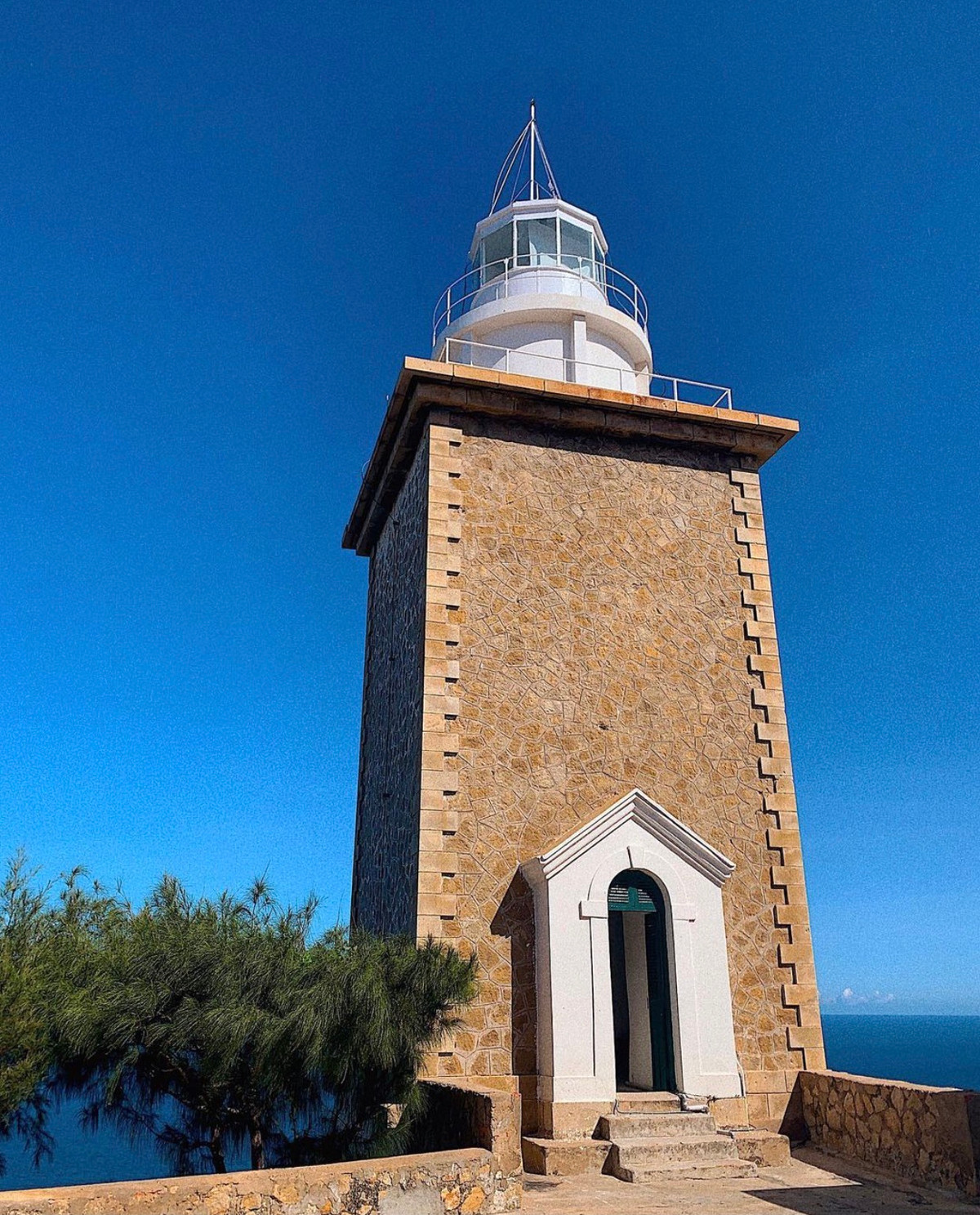 Hải đăng Mũi Dinh thuộc xã Phước Dinh (Thuận Nam, Ninh Thuận). Trong hành trình khám phá ngọn hải đăng này, bạn sẽ được chiêm ngưỡng cảnh sắc thiên nhiên hoang sơ, hùng vĩ với những núi đá lớn, bãi cát trắng mênh mông và bãi biển xanh tuyệt đẹp. Ảnh: Hyhan.22.