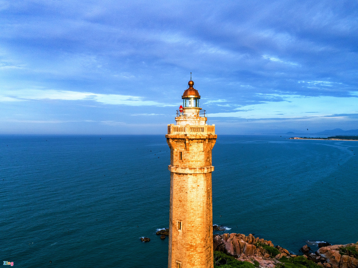  Hải đăng Kê Gà (Bình Thuận) được trung tâm sách kỷ lục Việt Nam xác nhận là ngọn hải đăng cao nhất cả nước (65 m) với gần 200 bậc thang. Công trình được xây từ năm 1897 và mất 1 năm để hoàn thành. Đây cũng là ngọn hải đăng lâu đời nhất Đông Nam Á. Ảnh: Tonkin.