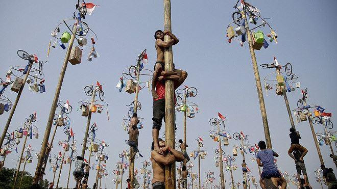 Tahun Baru Hijriah là tết của người hồi giáo ở Indonesia. Nhiều hoạt động diễn ra ngoài trời như hát, nhảy, múa rối. Một số tổ chức hồi giáo mở cửa các chợ, cung cấp thực phẩm, tiền, dịch vụ y tế miễn phí cho người nghèo.