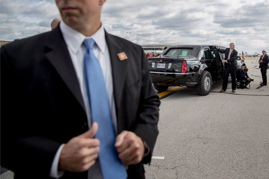 Sau khi rời nhiệm sở, phó tổng thống sẽ được các mật vụ bảo vệ. Không giống như tổng thống được mật vụ bảo vệ suốt đời, các cựu phó tổng thống chỉ được bảo vệ tối đa sáu tháng sau ngày họ rời nhiệm sở. Các phó tổng thống còn có hàng chục nhân viên trợ lý. Phó tổng thống tân cử Kamala Harris đã công bố dàn trợ lý hàng đầu của mình, bao gồm Tina Flournoy là chánh văn phòng, Rohini Kosoglu trong vai trò cố vấn chính sách trong nước và Nancy McEldowney là cố vấn an ninh quốc gia.