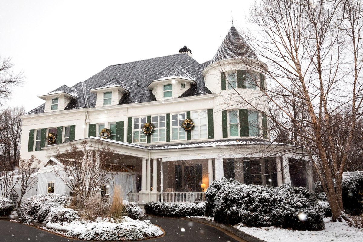 Được xây dựng vào năm 1893, "Đài quan sát số 1" (Number One Observatory Circle) là nơi ở của các phó tổng thống Mỹ kể từ năm 1977. Theo Nhà Trắng, Walter Mondale là phó tổng thống đầu tiên sống ở đây và kể từ đó Đài quan sát số 1 trở thành dinh thự chính của các đời phó tổng thống: Bush, Quayle, Gore, Cheney, Biden, Pence và gia đình của họ. Gia đình các phó tổng thống có quyền trang trí dinh thự theo ý thích của mình. Charles Denyer, một nhà sử học và là tác giả của Number One Observatory Circle: Home of the Vice President of United States, nói với USA Today vào năm 2017: "Dinh thự thực sự đã thay đổi từ chính quyền này sang chính quyền khác".