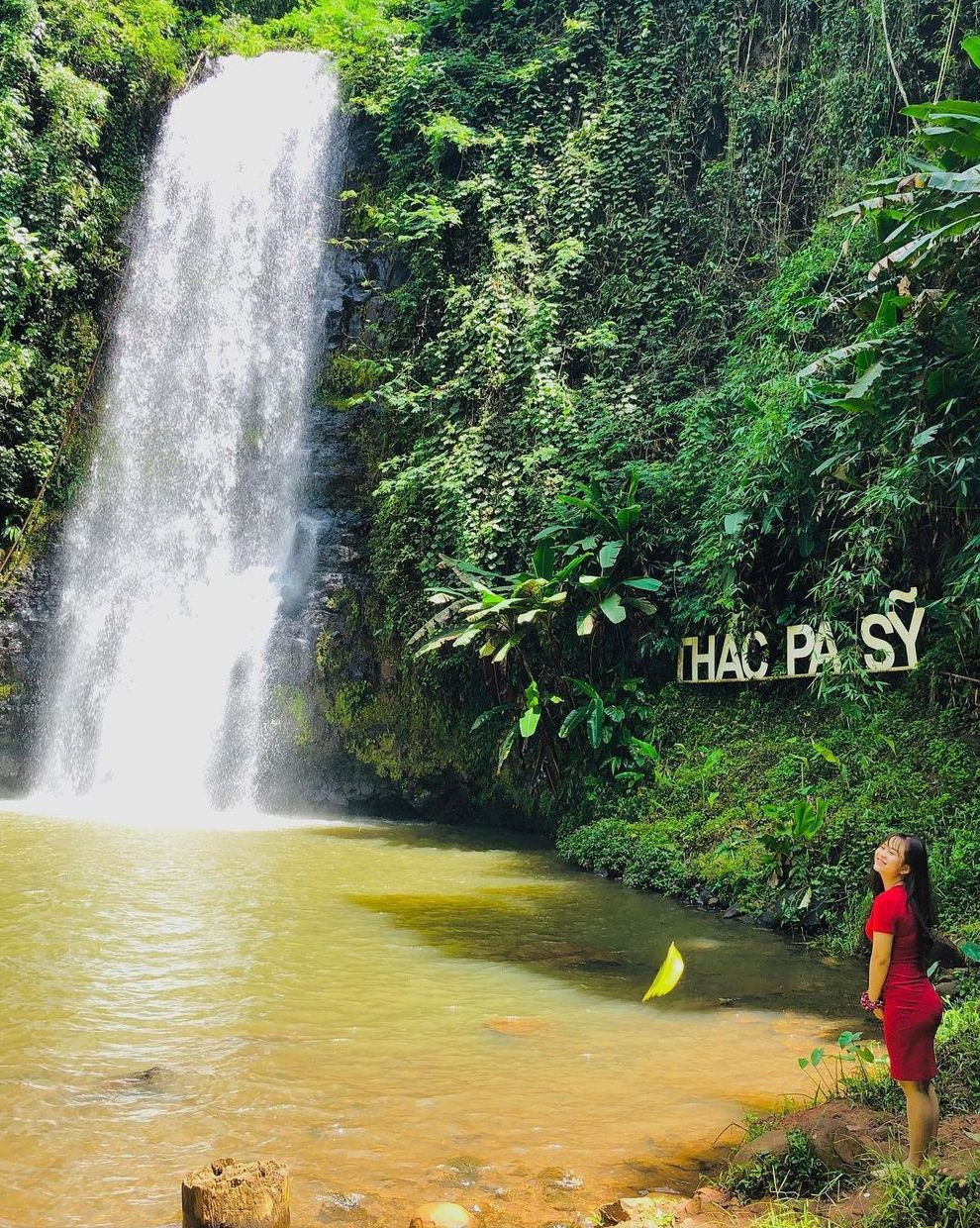 Thác Pa Sỹ là địa điểm du khách không thể bỏ qua khi đến Măng Đen. Theo Cổng TTĐT Kon Tum, thác vốn được hình thành từ 3 ngọn suối lớn nhất vùng đất này nên được người dân tộc gọi là Pau Suh, nghĩa là 3 nguồn suối chụm lại thành một dòng, sau đọc chệch thành Pa Sỹ. Ảnh: Hoài Phương.