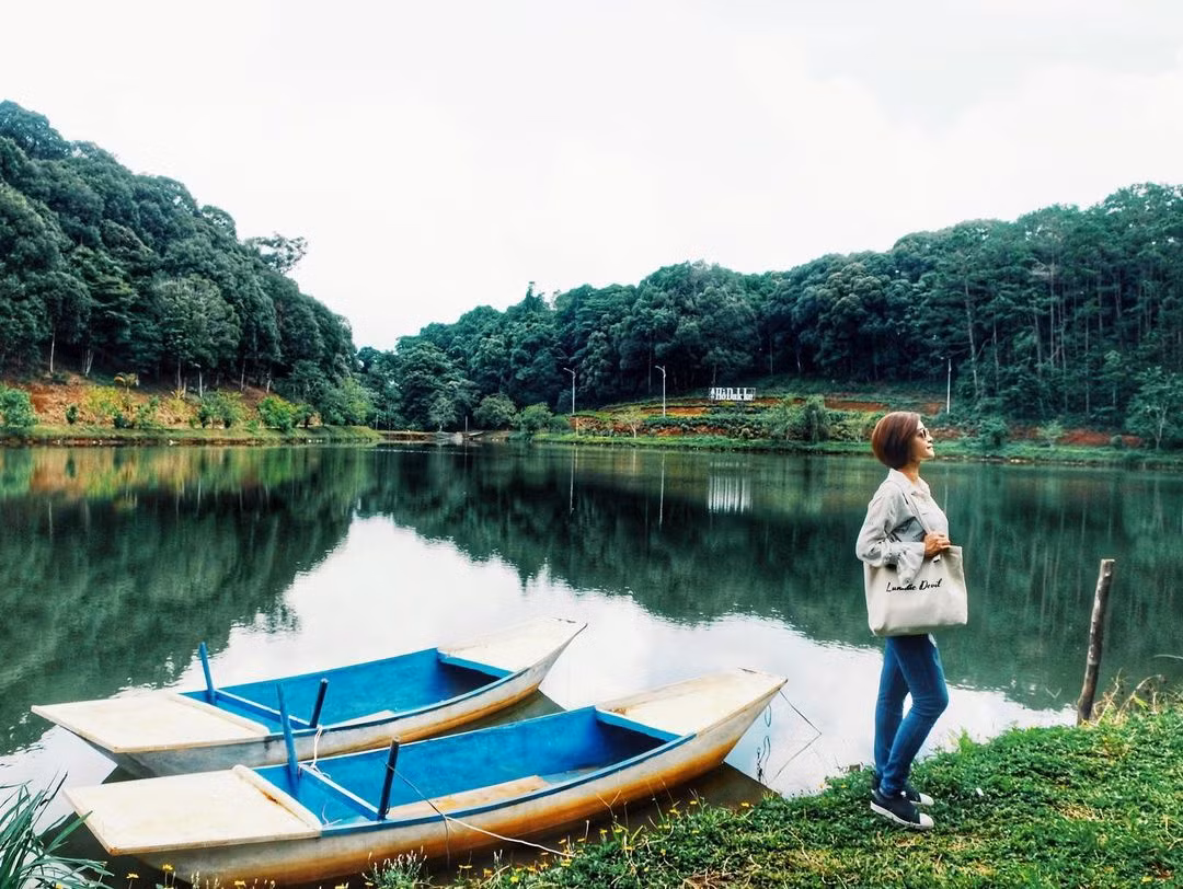 Địa danh Măng Đen ở Kon Tum được gọi là vùng đất 7 hồ, 3 thác. Nhiều tài liệu cho biết sở dĩ gọi như vậy là do nơi này gắn với truyền thuyết hình thành "7 hồ, 3 thác" nổi tiếng của tộc người Mơ Nâm, một nhánh của dân tộc Xơ Đăng, vốn sinh sống lâu đời ở đây. Ảnh: Trần Thanh Sương.