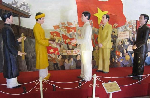 Theo sách "Lịch sử Việt Nam hiện đại", sau cách mạng tháng Tám thành công, chiều 30/8/1945, tại cửa Ngọ Môn kinh thành Huế, vua Bảo Đại tuyên bố thoái vị, trao lại ấn tín và kiếm cho Chính phủ Cách mạng. Ông kết thúc cuộc đời làm vua của mình với câu nói: "Tôi muốn được làm dân một nước tự do, hơn làm vua một nước nô lệ".