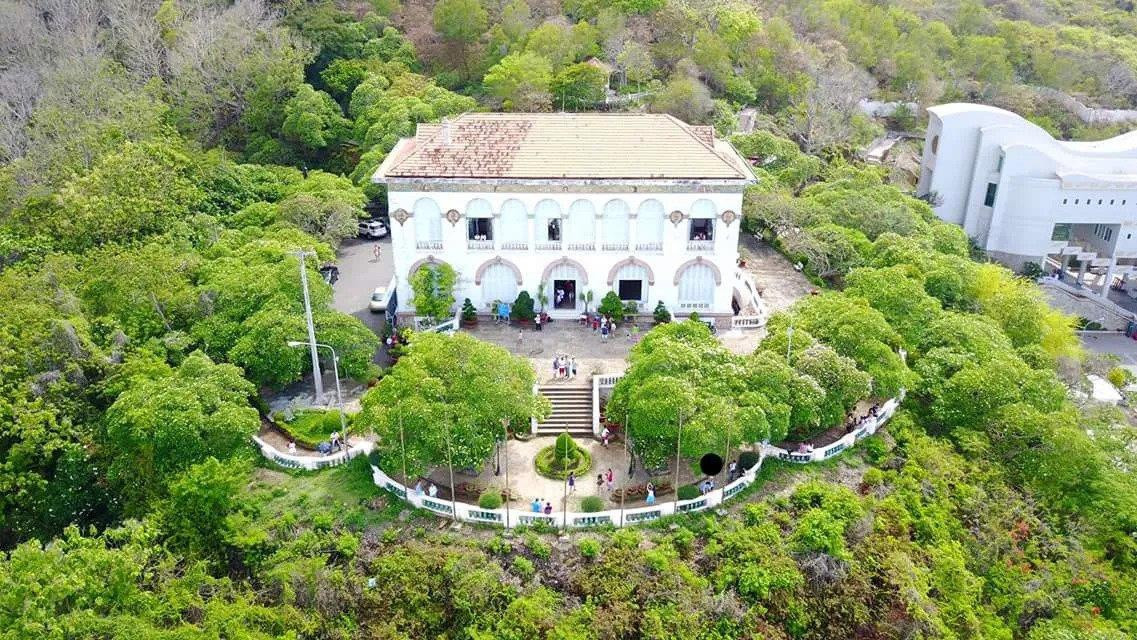 Ngoài biệt thự Cầu Đá ở Nha Trang, một địa điểm khác ở miền biển Nam Trung Bộ từng được vua Bảo Đại chọn nghỉ dưỡng là Bạch Dinh ở Vũng Tàu. Đây cũng là dinh nổi tiếng, được xây dựng ngay cạnh bờ biển của thành phố Vũng Tàu ngày nay.