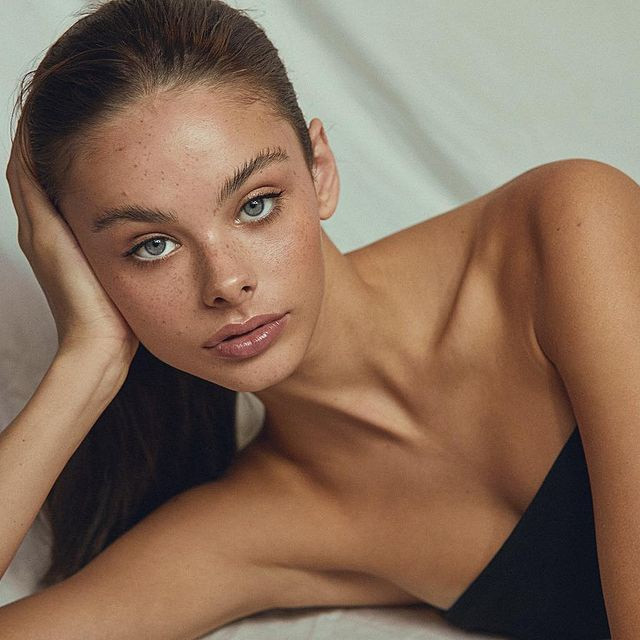 Woollard nhận được nhiều lời khen ngợi về nhan sắc xinh đẹp như búp bê và phong cách cá nhân ấn tượng, hợp xu hướng.