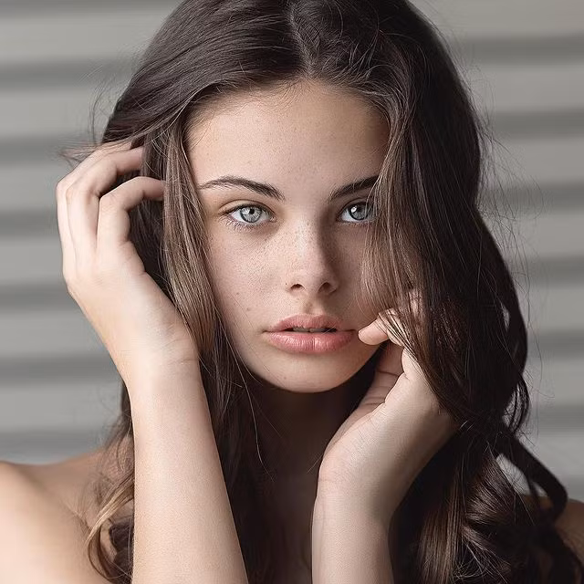 Woollard nổi tiếng từ khi mới chập chững biết đi. Trong một lần đi dạo phố cùng mẹ và em gái, Woollard đã được một đại diện thương hiệu thời trang để mắt và đề nghị hợp tác. Lên 3 tuổi, cô tham gia show diễn đầu tiên và nhận nhiều hợp đồng quảng cáo. Từ thời điểm đó, Woollard đã được chọn làm người mẫu cho hầu hết thương hiệu thời trang trẻ em nổi tiếng ở Australia.