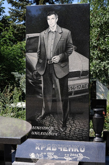 Những phiến đá cẩm thạch thường cao hơn 2 m, có giá lên đến hơn 20.000 USD.