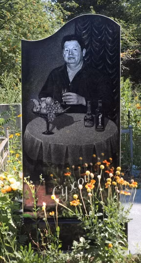 Việc dựng bia như những tượng đài tưởng niệm mới chỉ hình thành vài năm gần đây và đang dần trở thành trào lưu mới ở Nga.