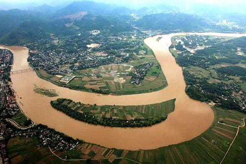 Theo số liệu của UBND thành phố Hà Nội, hiện nay, thành phố này có 7 sông chảy qua địa phận, gồm sông Hồng, sông Đuống, sông Đà, sông Nhuệ, sông Cầu, sông Đáy, sông Cà Lồ. Ngoài ra, 3 sông Tô Lịch, Kim Ngưu, sông Tích chảy trong nội thành. Sông Lục Nam không chảy qua Hà Nội, chỉ chảy qua 2 tỉnh Bắc Giang và Bắc Ninh.