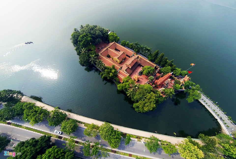 Hồ Tây trước đây còn có các tên gọi khác như Đầm Xác Cáo, Hồ Kim Ngưu, Lãng Bạc, Dâm Đàm, Đoài Hồ. Theo sách "100 kỳ quan thiên nhiên Việt Nam", Hồ Tây là hồ nước tự nhiên lớn nhất ở nội thành Hà Nội, diện tích hơn 500 ha, chu vi 14,8 km.