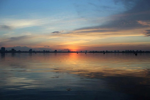 Theo Cổng thông tin thành phố Hà Nội, sông Hồng chảy qua thành phố Hà Nội với lý trình dài nhất, lên tới 163 km.