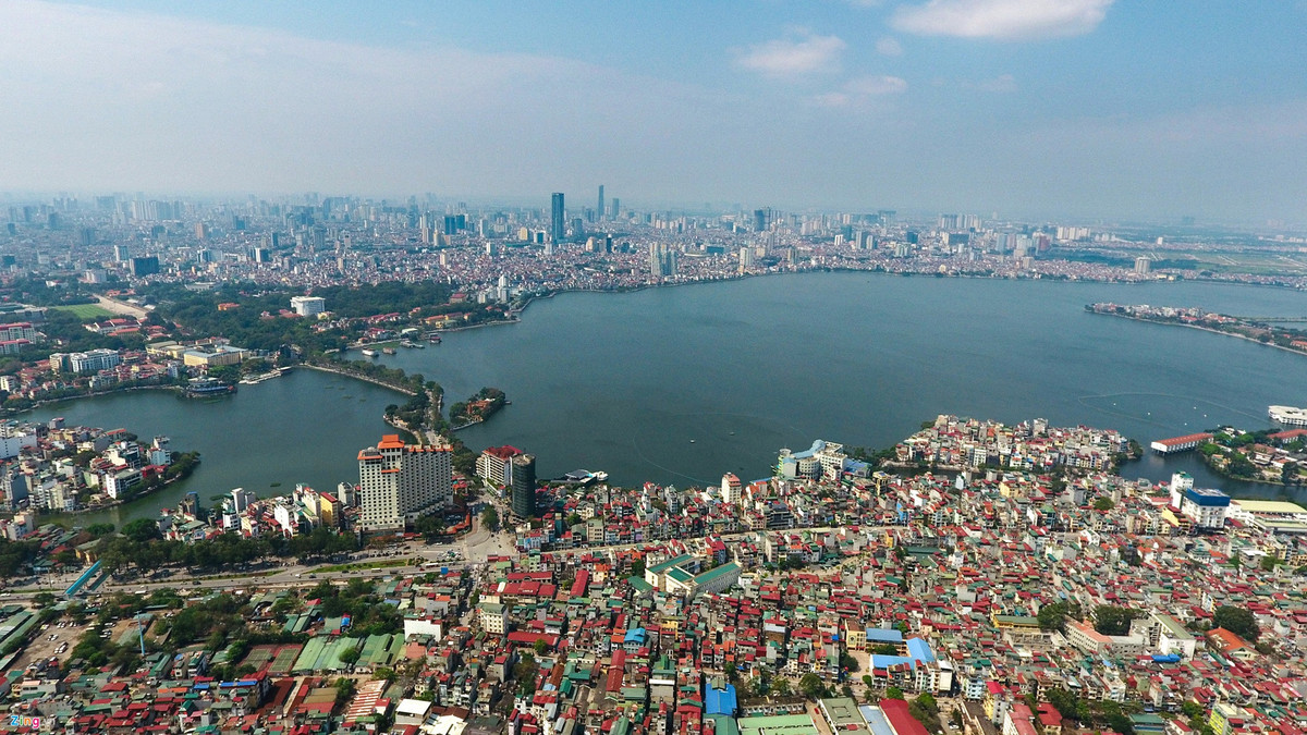 Theo sách "Hồ Tây chí", Hồ Trúc Bạch chính là một phần của Hồ Tây, được tạo thành khi nhân dân đắp con đê ngăn góc đông nam Hồ Tây để nuôi cá. Do ở phía nam hồ có làng Trúc Yên làm mành, nhà nào cũng trồng trúc, nên mới có tên gọi là Hồ Trúc Bạch.