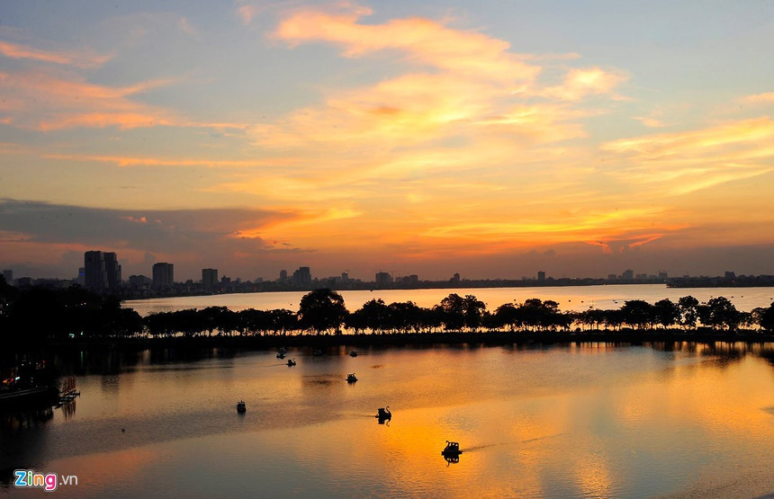 Theo sách "Hồ Tây chí", Hồ Tây có từ thời Hùng Vương. Các tài liệu khảo cổ học hiện nay đã chứng minh rằng Hồ Tây chính là một đoạn của sông Hồng xưa ngưng đọng lại sau khi sông đổi dòng chảy.