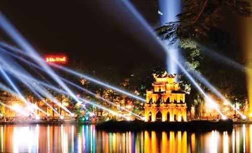 Kim Ngưu trong tiến Hán có nghĩa là trâu vàng. Theo “Tô Lịch, như tôi hiểu” của GS Trần Quốc Vượng, sông Kim Ngưu lấy nước từ Tô Lịch, chảy theo hướng Tây - Đông tới Đội Cấn và lại lấy nước từ Tô Lịch khi tới ô Thụy Chương (Thụy Khê), chảy theo hướng Bắc - Nam (đoạn này còn gọi là sông Ngọc Hà), chảy qua Ngọc Khánh, Giảng Võ, Hào Nam, ô Chợ Dừa, Xã Đàn, Kim Liên, ô Cầu Dền, ô Đông Mác, Yên Sở, rồi hợp lưu trở lại ở Văn Điển.