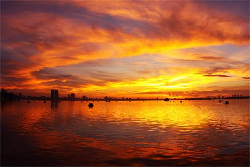 Theo Bản đồ hành chính Việt Nam, sông Tích còn gọi là Tích Giang hay sông Con, là phụ lưu cấp I của sông Bùi, thuộc hệ thống sông Hồng, bắt nguồn từ dãy núi Ba Vì, đổ ra huyện Chương Mỹ (Hà Nội). Sông Tích chảy qua các khu vực có những di tích lịch sử văn hóa đặc biệt như đền thờ Phùng Hưng, thành cổ Sơn Tây, làng cổ Đường Lâm, quán thờ Lê Ngân, Đỗ Bí, Lý Triện ở xã Tốt Động, huyện Chương Mỹ, Hà Nội.