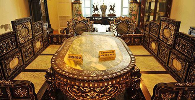 Sinh ra trong gia đình giàu có, từ nhỏ, Trần Trinh Huy được cho sang Pháp du học. Tuy nhiên, thay vì học hỏi kiến thức khoa học như cha mẹ kỳ vọng, cậu Huy lại chỉ thích học những thú ăn chơi ở phương Tây như lái máy bay, lái xe, nhảy đầm.