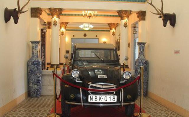 Theo sách "Công tử Bạc Liêu: Sự thật và giai thoại", ông Trần Trinh Huy từng gây chấn động dư luận lúc đó khi đi thăm ruộng bằng máy bay ở miền Tây Nam Bộ. Có lần lái máy bay thăm ruộng lúa lạc đường sang Xiêm (Thái Lan), ông bị giữ lại và bị phạt nặng.