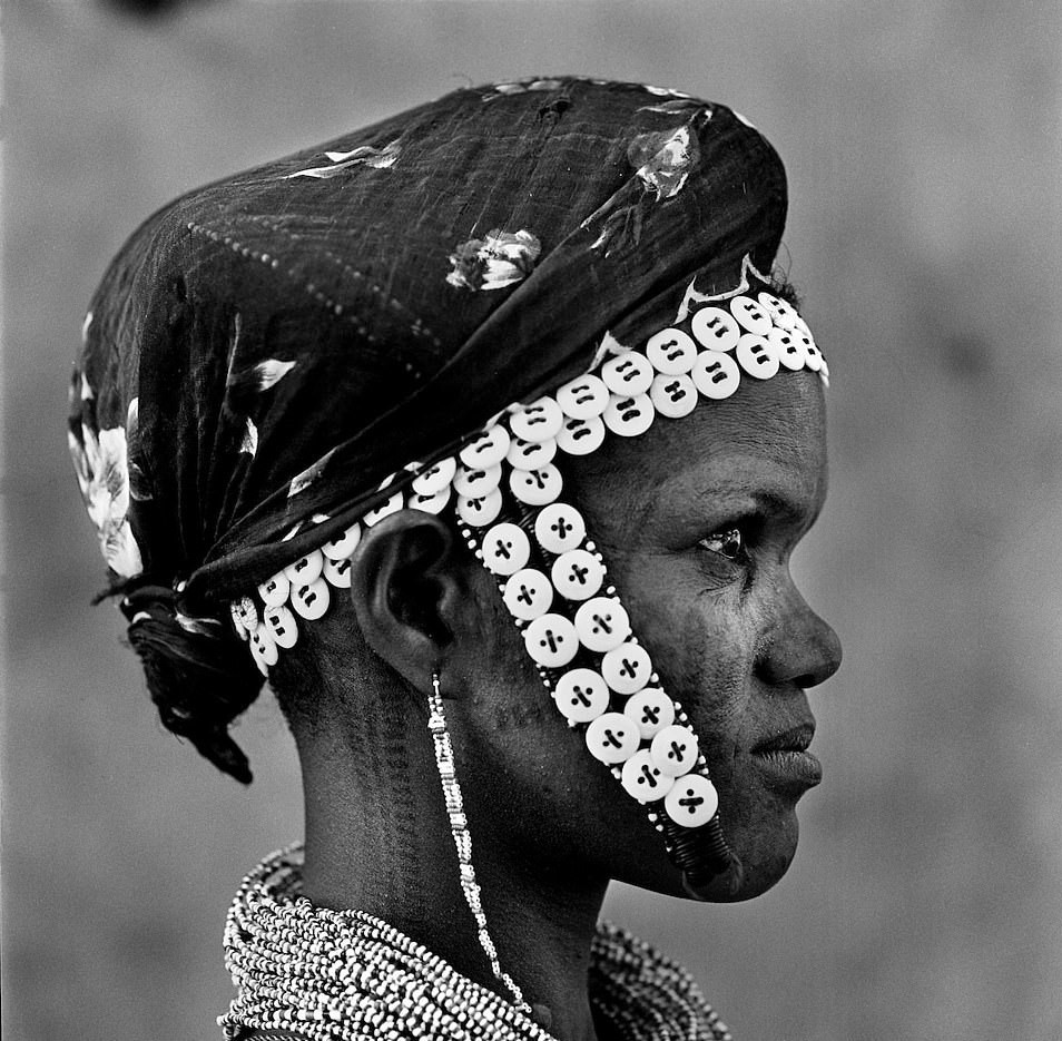 Các vết sẹo của mỗi bộ lạc đều khác nhau. Nhiều người vẫn tuân thủ nghi lễ rạch mặt như hình thức bắt đầu vào tuổi trưởng thành. Các bộ lạc còn coi đó là vẻ đẹp và dấu hiệu nhận biết người trong làng, bộ lạc hoặc thị tộc. Những vết thường đều không có sự can thiệp của y học hiện đại, tất cả đều tự lành lại.