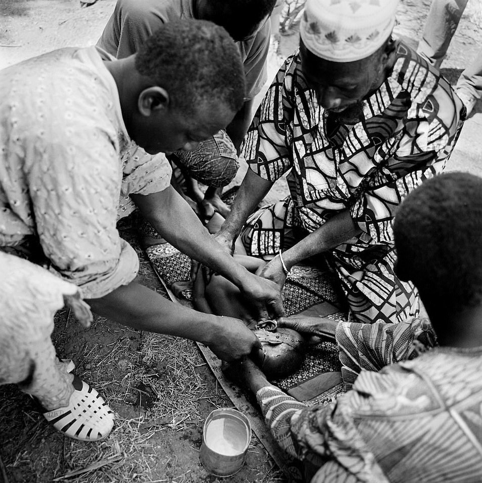 Nhiếp ảnh gia Jean-Michel Clajot (Mỹ) đã thực hiện bộ ảnh đen trắng này tại một số quốc gia Tây Phi, để qua đó ghi lại hủ tục man rợ mà nhiều bộ lạc quan niệm là tập quán lâu đời, đóng vai trò quan trọng trong ý thức văn hóa và xây dựng cộng đồng.