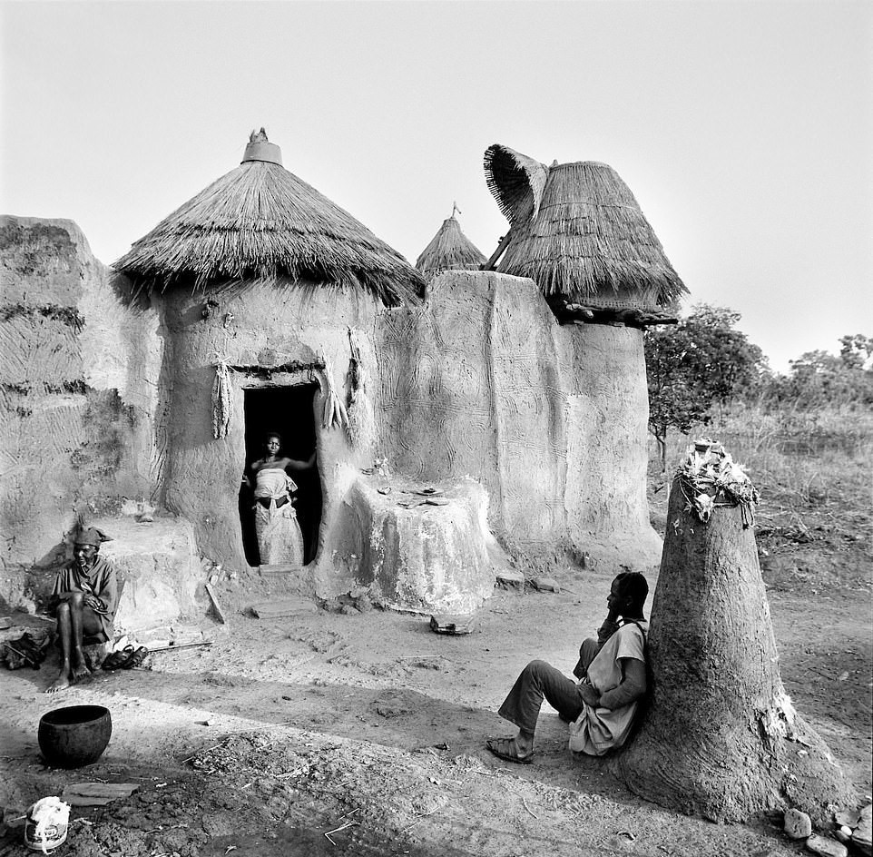 Một người phụ nữ đến từ quốc gia Burkina Faso chia sẻ với Joana Choumali - nhiếp ảnh gia của Nationnal Geographic: 'Khi tôi 10 tuổi, tôi đã yêu cầu bộ lạc thực hiện nghi lễ xăm hình cho mình. Tôi muốn được như anh chị em của mình và để chứng tỏ rằng tôi can đảm".