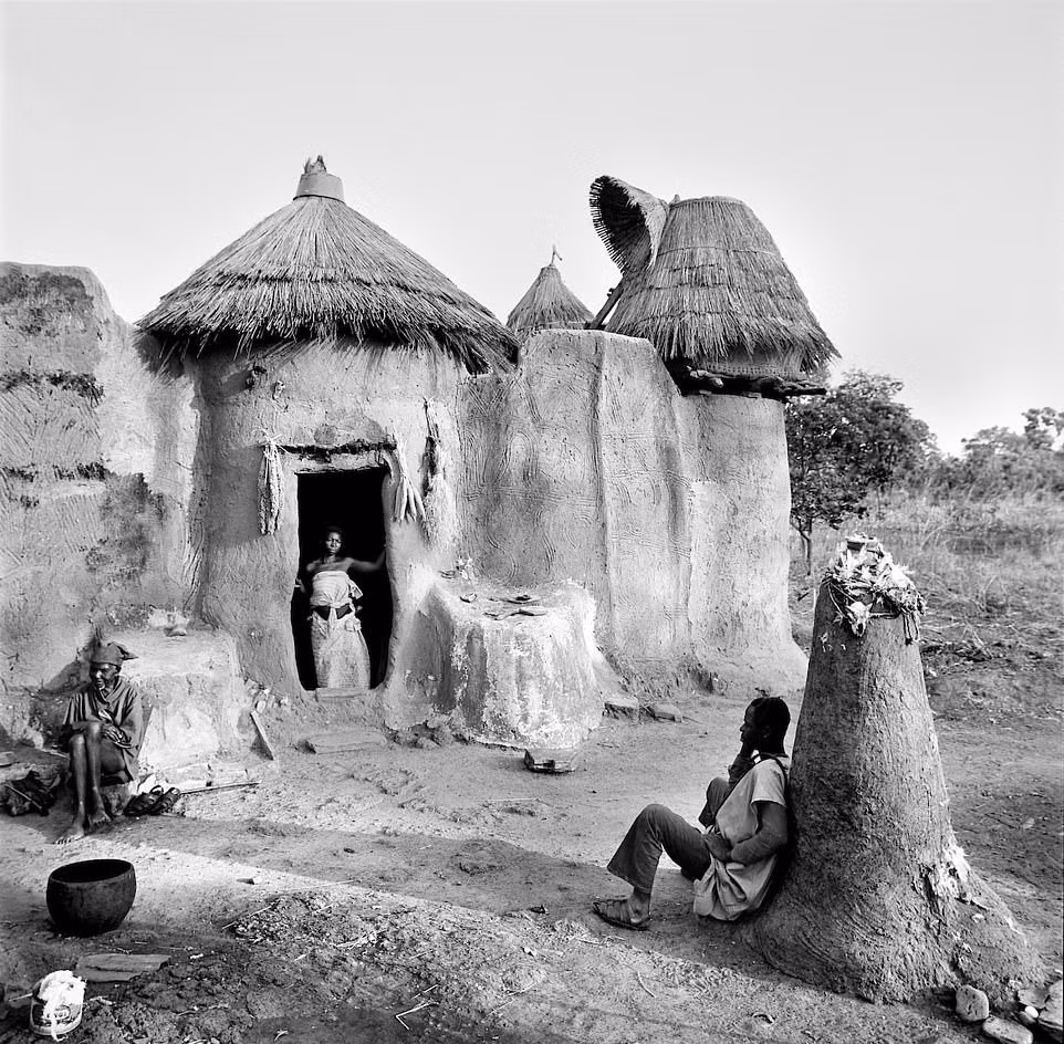 Một người phụ nữ đến từ quốc gia Burkina Faso chia sẻ với Joana Choumali - nhiếp ảnh gia của Nationnal Geographic: 'Khi tôi 10 tuổi, tôi đã yêu cầu bộ lạc thực hiện nghi lễ xăm hình cho mình. Tôi muốn được như anh chị em của mình và để chứng tỏ rằng tôi can đảm".