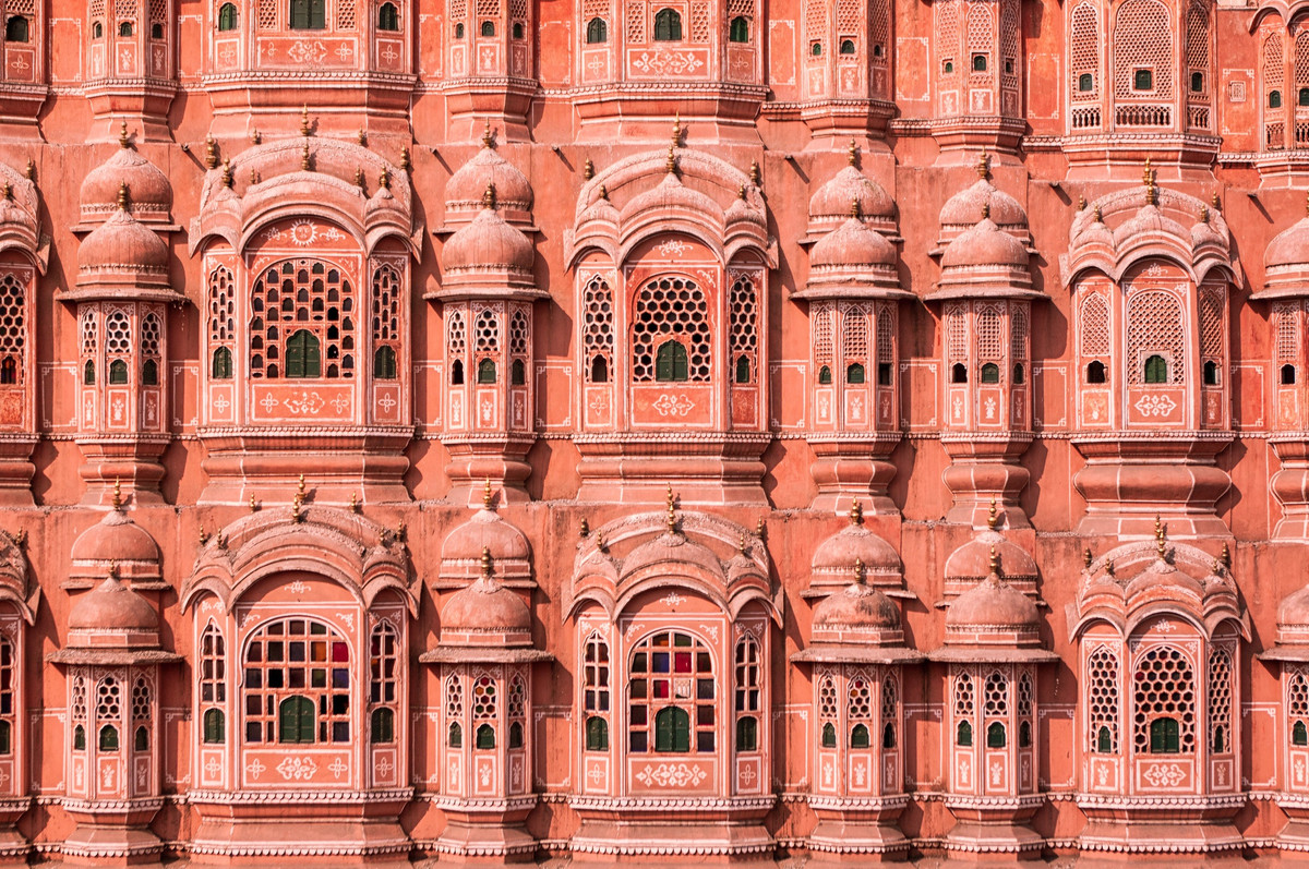 Cung điện Hawa Mahal được xây dựng vào năm 1799. Trải qua nhiều thế kỷ, tòa nhà cao nhất thế giới được xây dựng mà không có nền móng này vẫn đứng vững. Theo các nghiên cứu, điều này là do kiến trúc công trình - vốn là một kiến trúc cong nằm nghiêng góc 87 độ, đồng thời có hình dạng kim tự tháp. Ảnh: Andrea Moroni.