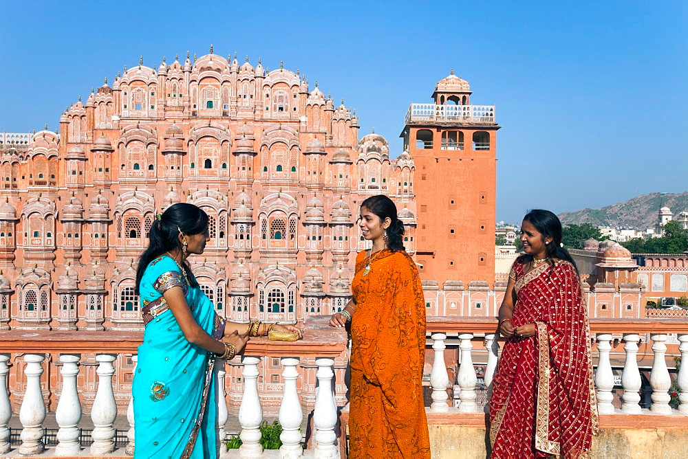 Người ta thường nói hình dạng cung điện Hawa Mahal giống với vương miện của thần Krishna ở Ấn Độ. Kiệt tác kiến trúc này cho thấy sự pha trộn hài hòa giữa phong cách kiến trúc Hindu Rajput và Hồi giáo Mughal, thể hiện qua các mái vòm, cột trụ, khung tò vò... Ảnh: Robert Hading.