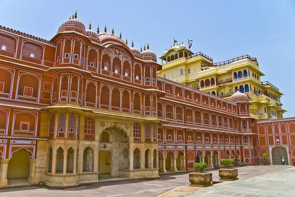 Ngoài Hawa Mahal, Jaipur còn có Khu phức hợp cung điện Thành phố (City Palace Complex) nổi tiếng, nằm ngay trung tâm "thành phố màu hồng" này. Nơi đây gồm cung điện đón khách Mubarak Mahal, cung điện hoàng hậu Maharani, bảo tàng trưng bày các bộ sưu tập Hoàng gia... Ảnh: Gosahin.