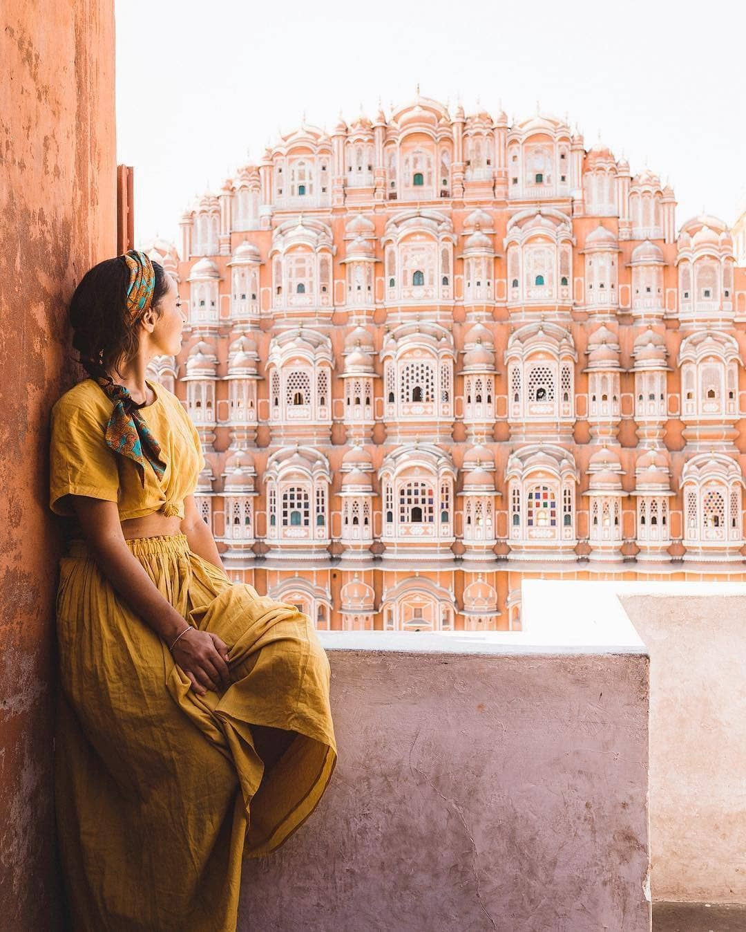 Kiến trúc cung điện Hawa Mahal khá đặc biệt, thể hiện ở chỗ cho phép những phụ nữ trong Hoàng gia dù ngồi bên trong vẫn có thể quan sát đường phố đông đúc bên ngoài qua các ô cửa, gọi là jharokha, mà không bị người ngoài nhìn thấy. Điều này nhằm đáp ứng quy định nghiêm ngặt lúc bấy giờ của triều đình. Ảnh: Shrishti Chaudhary.