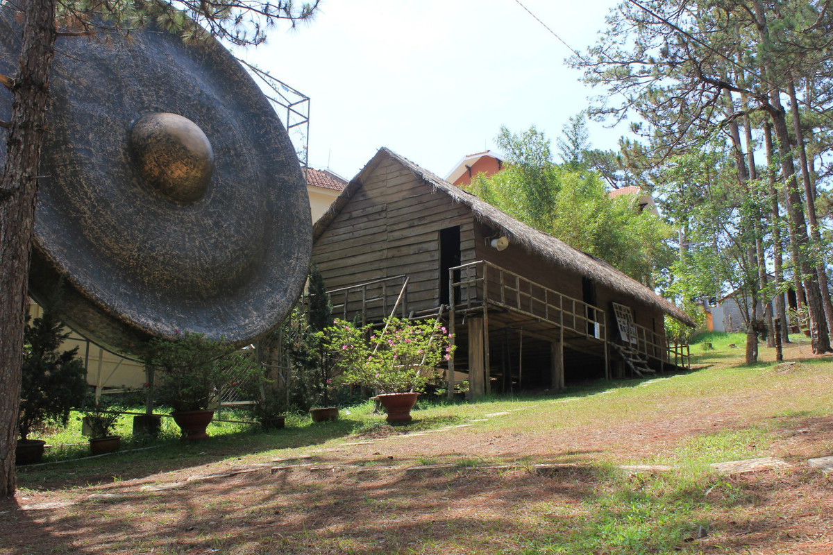 Khuôn viên ngoài trời của Bảo tàng Lâm Đồng (số 4 đường Hùng Vương, TP Đà Lạt) có mô hình cồng chiêng Tây Nguyên khổng lồ, đường kính 7 m. Ngoài ra, bảo tàng còn phục dựng ở đây 2 nhà sàn truyền thống của dân tộc Mạ và Cơho độc đáo.