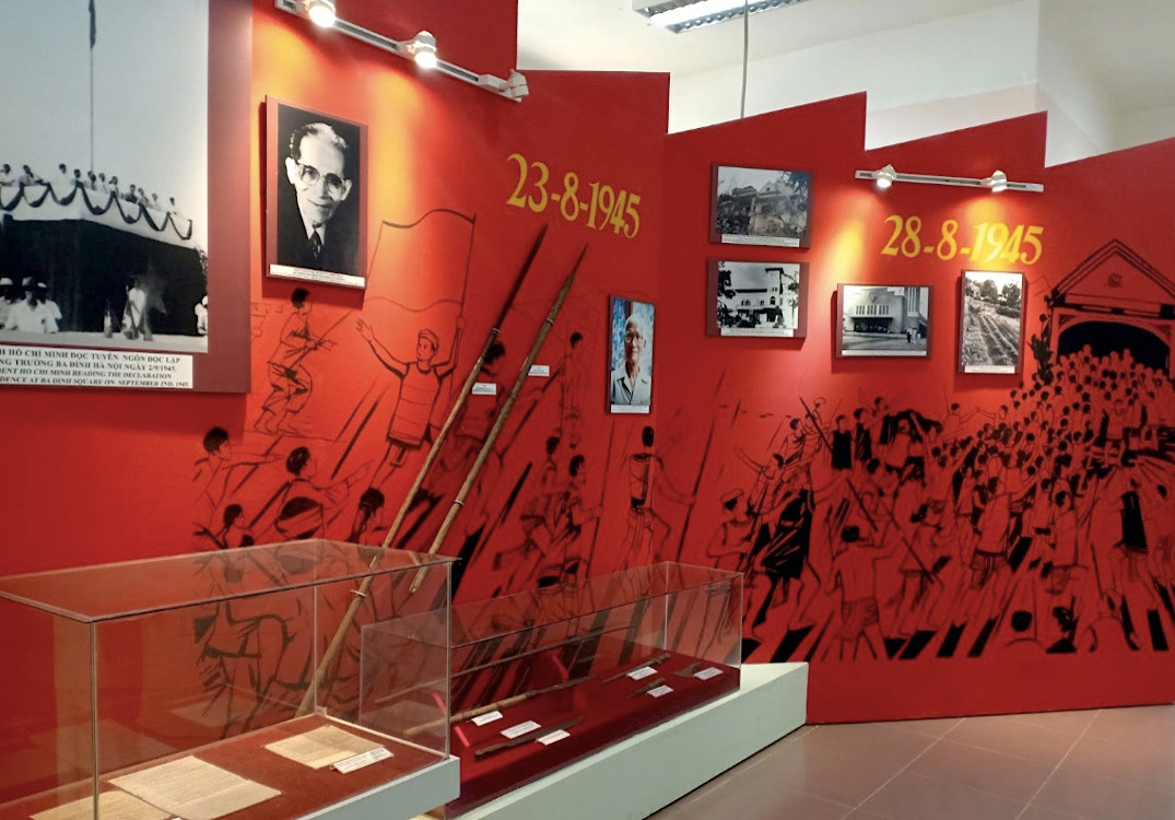 Theo thông tin giới thiệu điểm đến, Bảo tàng Lâm Đồng là bảo tàng tổng hợp, khảo cứu địa phương, hiện lưu giữ trên 15.000 hiện vật với nhiều sưu tập hiện vật độc đáo, quý hiếm.