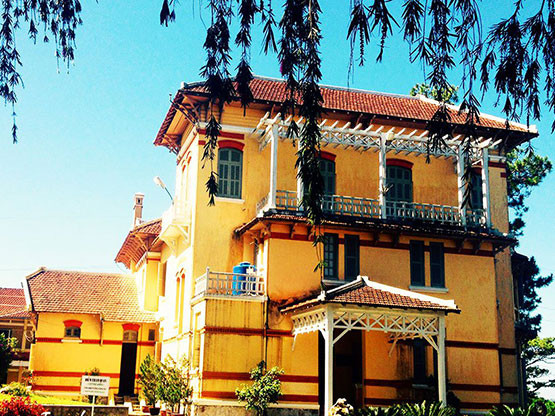 Khuôn viên Bảo tàng Lâm Đồng có Cung Nam Phương hoàng hậu, còn gọi là Dinh Nguyễn Hữu Hào, tọa lạc trên một ngọn đồi cao thoáng đãng, được xây dựng vào những năm 1930.