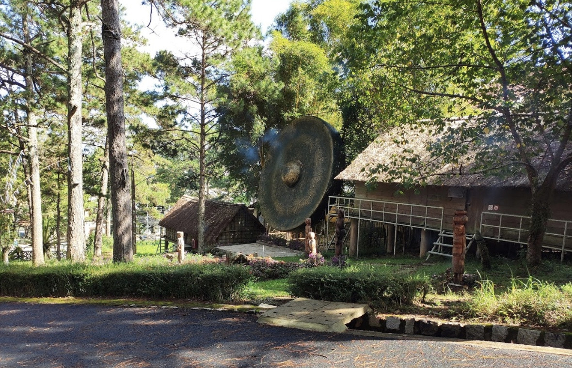 Năm 2005, Không gian văn hóa cồng chiêng Tây Nguyên được UNESCO công nhận là Kiệt tác truyền khẩu và Di sản văn hóa phi vật thể của nhân loại. Theo hồ sơ di sản, Không gian văn hóa cồng chiêng Tây Nguyên trải rộng suốt 5 tỉnh Kon Tum, Gia Lai, Đắk Lắk, Đắk Nông và Lâm Đồng, với chủ nhân là 17 dân tộc thiểu số thuộc nhóm ngôn ngữ Nam Á và Nam đảo.