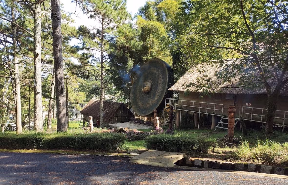 Năm 2005, Không gian văn hóa cồng chiêng Tây Nguyên được UNESCO công nhận là Kiệt tác truyền khẩu và Di sản văn hóa phi vật thể của nhân loại. Theo hồ sơ di sản, Không gian văn hóa cồng chiêng Tây Nguyên trải rộng suốt 5 tỉnh Kon Tum, Gia Lai, Đắk Lắk, Đắk Nông và Lâm Đồng, với chủ nhân là 17 dân tộc thiểu số thuộc nhóm ngôn ngữ Nam Á và Nam đảo.