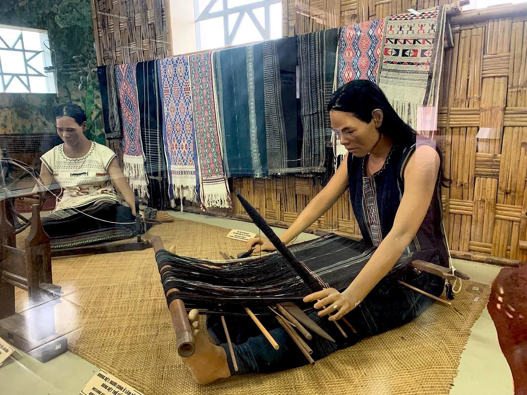 Tại Bảo tàng Lâm Đồng có nội dung trưng bày những nét đặc trưng văn hóa của các dân tộc Mạ, Cơho, Churu, vốn là 3 dân tộc bản địa, sinh sống lâu đời trên mảnh đất Lâm Đồng với phong tục tập quán độc đáo.