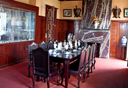 Theo thông tin giới thiệu điểm đến, Cung Nam phương hoàng hậu đậm phong cách kiến trúc Tây Âu, gồm 2 lầu, 1 tầng trệt và 1 tầng hầm, xây bằng nhiều vật liệu quý nhập từ nước ngoài. Công trình có hệ thống cửa sổ với kiếng màu tinh xảo, hệ thống trần nhà, hệ thống lò sưởi cầu kỳ, đảm bảo công năng sử dụng, đầy tính mỹ thuật...