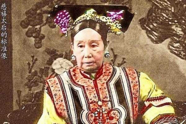 Hau the da bi lua hon 100 nam ve mat thu cua Tu Hi Thai hau