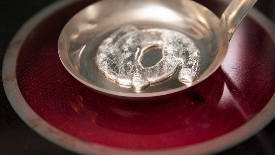  Phần Lan: Người Phần Lan dự đoán năm tới bằng cách đúc thiếc nóng chảy vào một thau nước, sau đó diễn giải hình dạng của kim loại này sau khi cứng lại. Hình trái tim hoặc chiếc nhẫn có nghĩa là một đám cưới, trong khi con tàu dự đoán về việc đi du lịch và hình con lợn tượng trưng cho năm mới no đủ, có nhiều thức ăn.