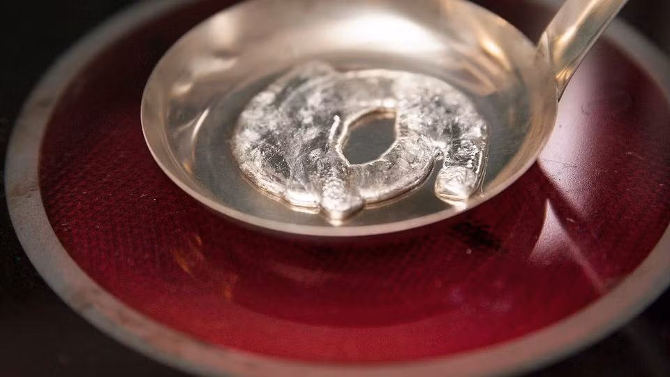  Phần Lan: Người Phần Lan dự đoán năm tới bằng cách đúc thiếc nóng chảy vào một thau nước, sau đó diễn giải hình dạng của kim loại này sau khi cứng lại. Hình trái tim hoặc chiếc nhẫn có nghĩa là một đám cưới, trong khi con tàu dự đoán về việc đi du lịch và hình con lợn tượng trưng cho năm mới no đủ, có nhiều thức ăn.