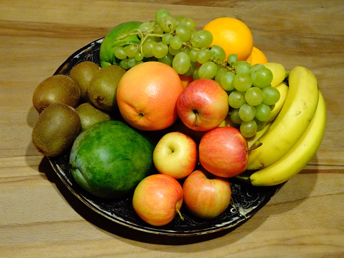  Philippines: Bàn ăn ở Philippines thường được bày đầy trái cây tròn trong đêm giao thừa. Các hình tròn tượng trưng cho tiền xu. Bạn càng có nhiều đồ trên bàn, năm mới của bạn càng thịnh vượng. Nhiều người ăn đúng 12 quả tròn (phổ biến nhất là nho) hoặc mặc đồ chấm bi để cầu may.